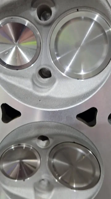 HEMI cylinder-head combustion chambers