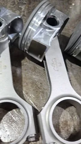 HEMI piston and connecting-rod detail